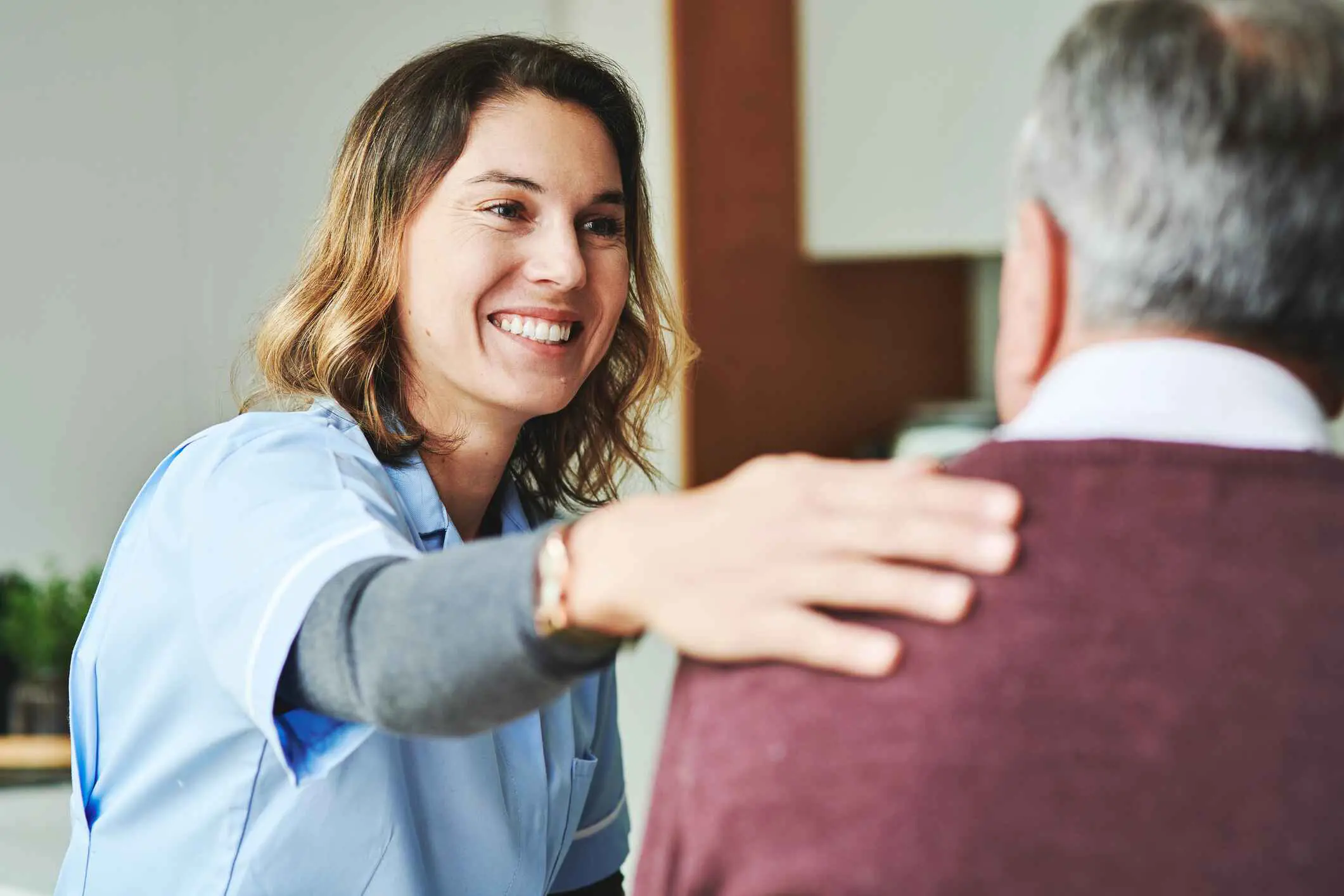 Vrouw heeft een hartelijk gesprek met een oudere man