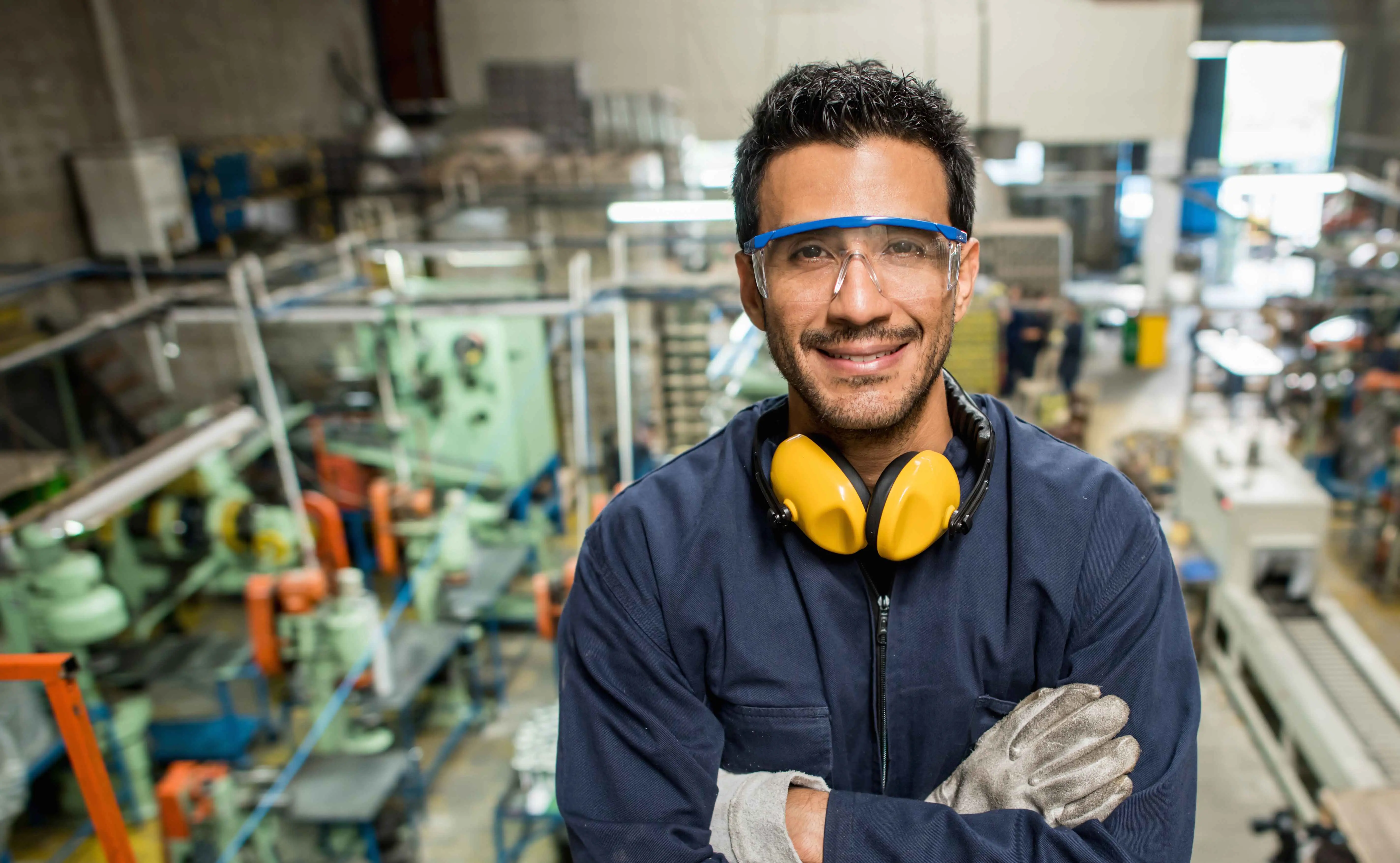 Man in fabriek die in een fabriek staat