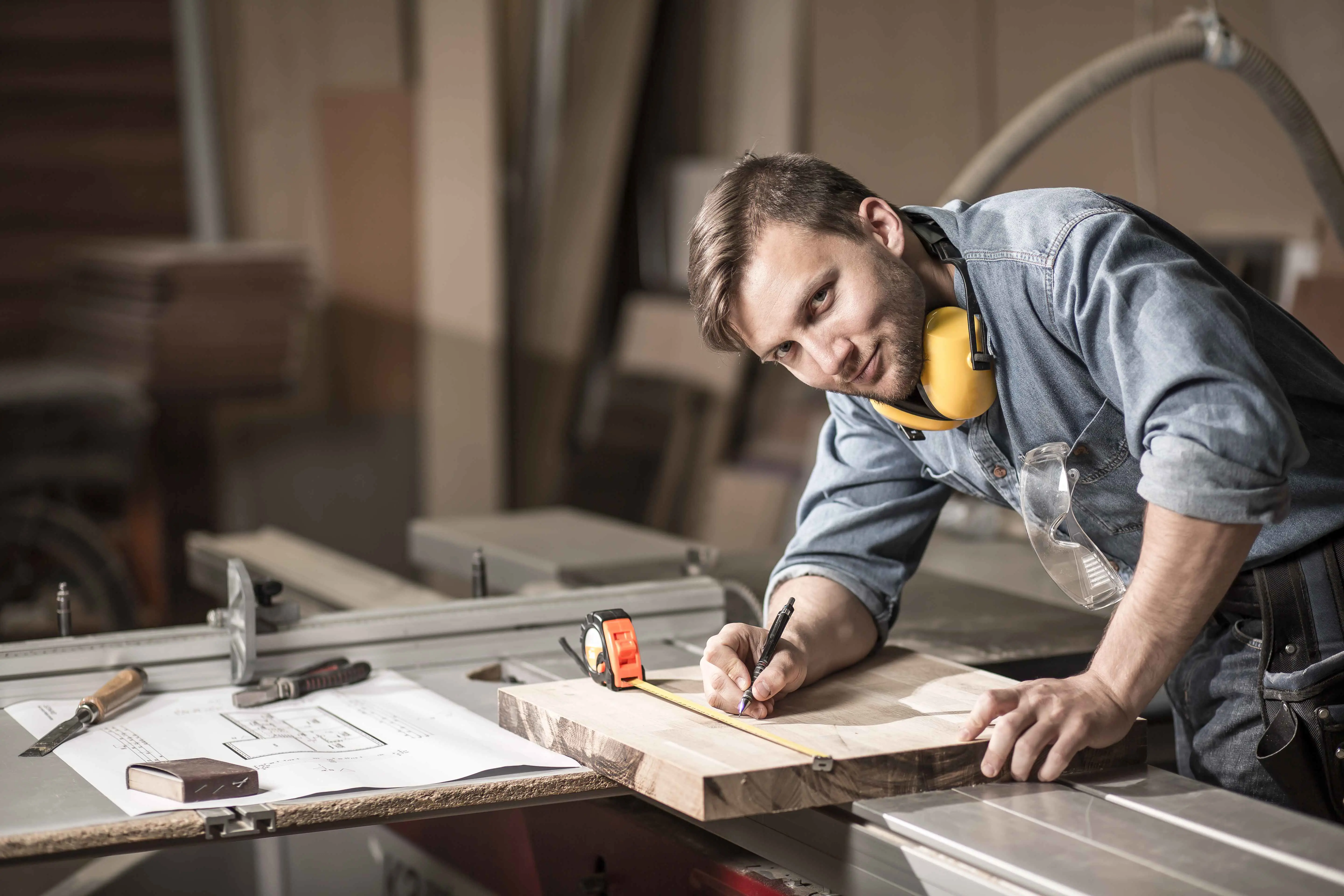 Man die klusjes uitoefent met hout